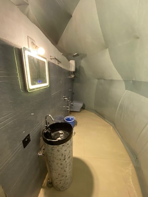Soap, shampoo, toilet paper - Hotel Ding Dong  (Jaisalmer)