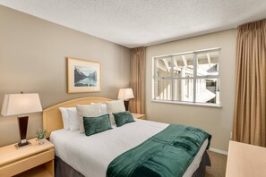 2 bedrooms, iron/ironing board, WiFi - Glacier Lodge 340 NEW central AC just installed 2026 (Whistler)