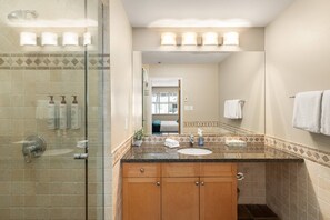 Shower, hair dryer, shampoo - Glacier Lodge 340 NEW central AC just installed 2026 (Whistler)