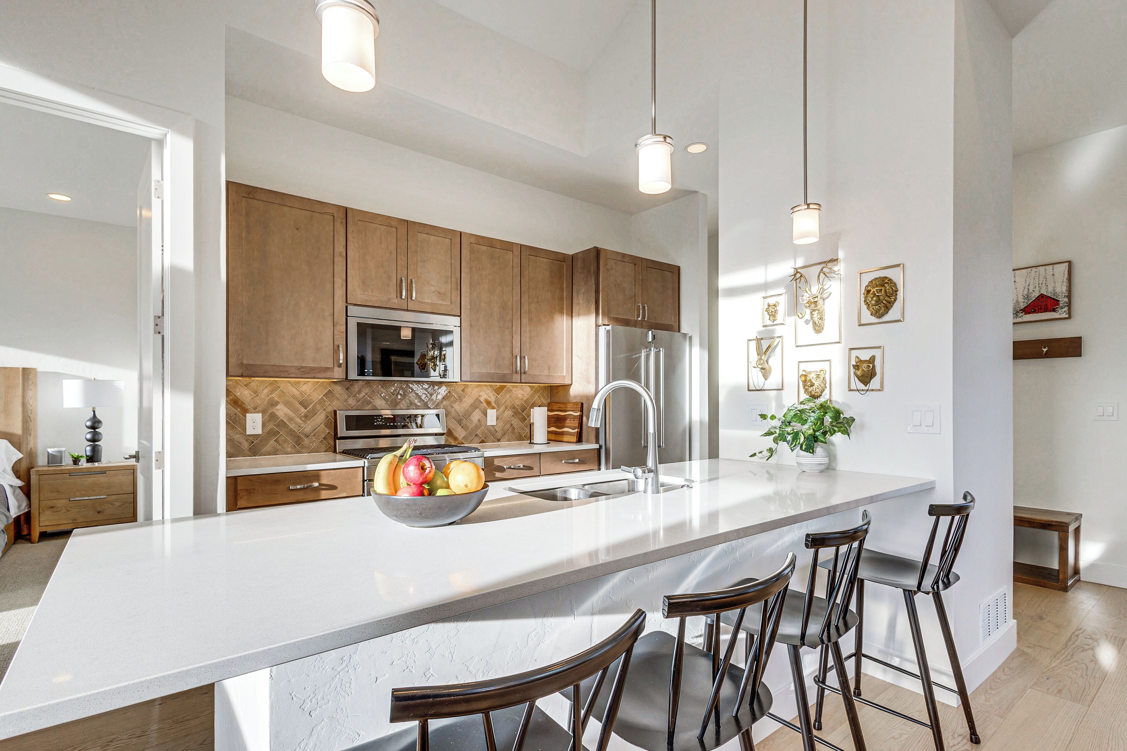 Oppvaskmaskin, kjøkkenutstyr og spisebord