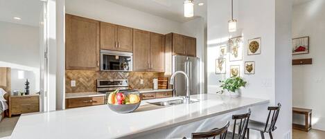 Oppvaskmaskin, kjøkkenutstyr og spisebord