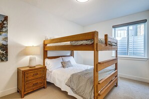 3 bedrooms, iron/ironing board, Internet, bed sheets - Hot Tub & Amazing Views: Luxury Winter Park Haven! (Winter Park)