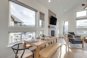 Dining - Hot Tub & Amazing Views: Luxury Winter Park Haven! (Winter Park)