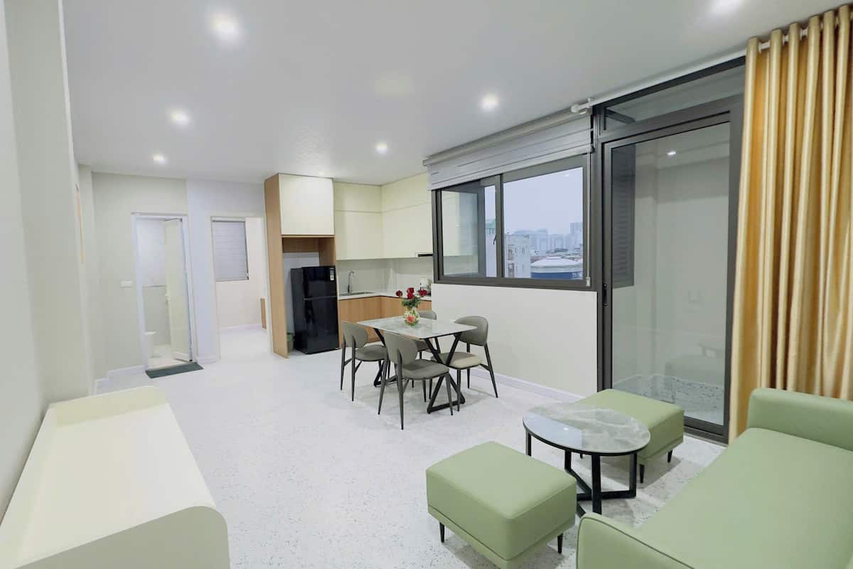 Apartemen Deluks, 2 kamar tidur, balkon, pemandangan kota | Meja kerja, Wi-Fi gratis, dan seprai linen