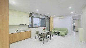 Deluxe appartement, 2 slaapkamers, balkon, uitzicht op de stad | Een bureau, gratis wifi, beddengoed