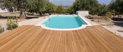 Kolam renang outdoor musiman