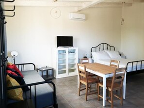 Junior Quadruple Room, Patio, Garden View | Free WiFi, wheelchair access - Mennuli & Alivi Organic Farm (Noto)