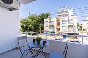 Apartamento conforto, 2 quartos, cozinha, vista para a cidade | Vista da sacada
