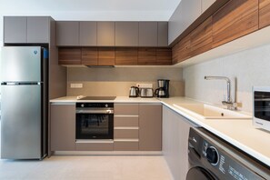 Apartamento conforto, 2 quartos, cozinha, vista para a cidade | Cozinha privada | Geladeira grande, micro-ondas, fogão, cooktop