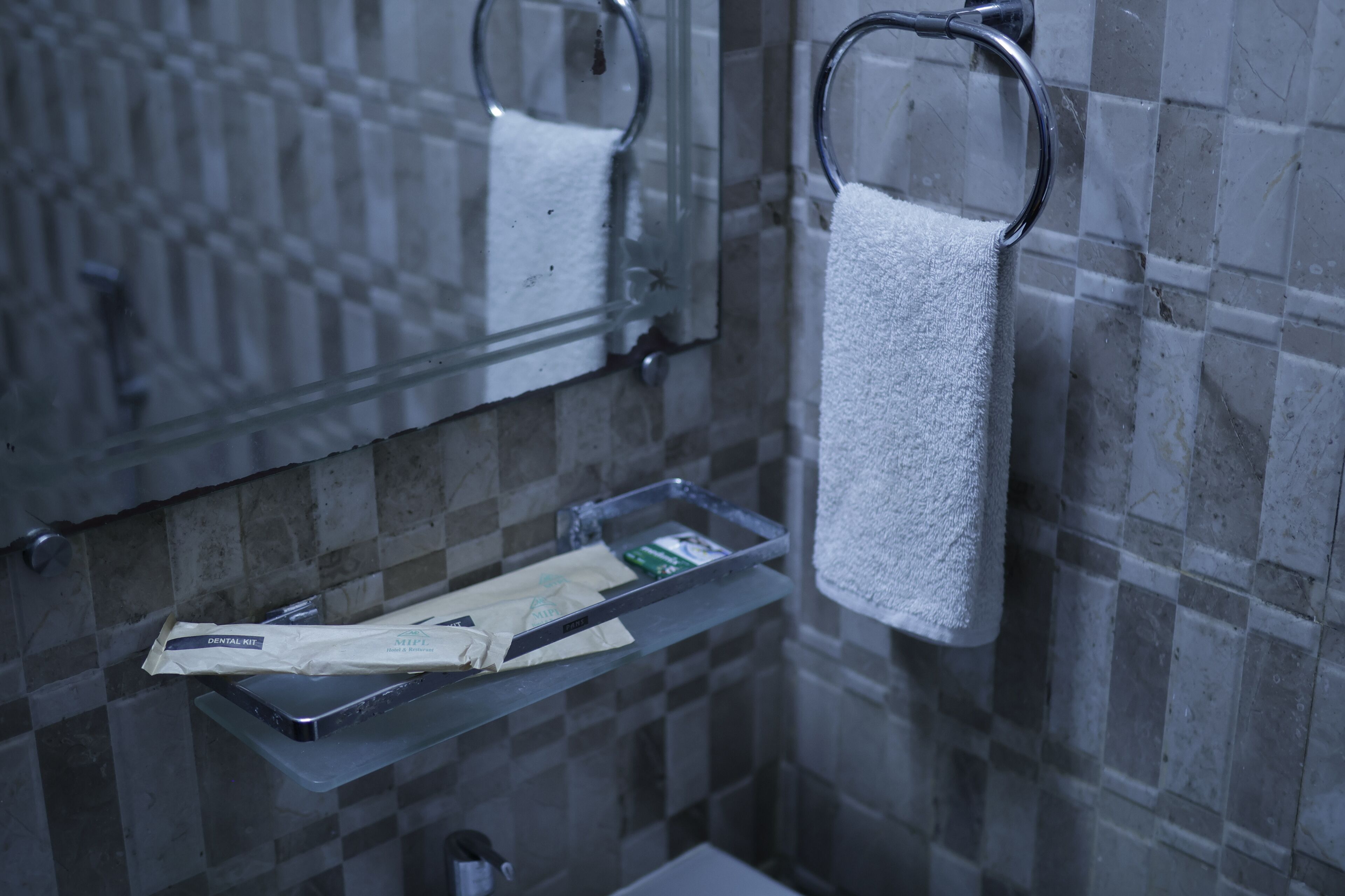 Ducha, artículos de tocador gratuitos, toallas