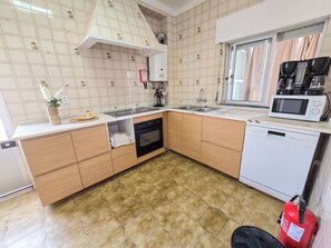 Private kitchen - Charming 3-bedroom house nearby Fuzeta beach. (Faro District)