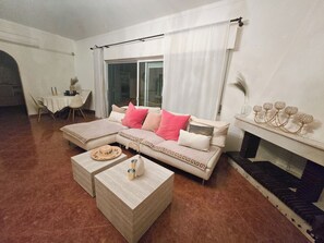 Living area - Charming 3-bedroom house nearby Fuzeta beach. (Faro District)