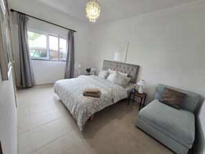 3 bedrooms, iron/ironing board, WiFi, bed sheets - Charming 3-bedroom house nearby Fuzeta beach. (Faro District)