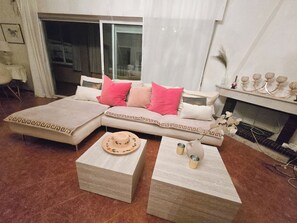 Living area - Charming 3-bedroom house nearby Fuzeta beach. (Faro District)