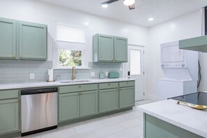 Fridge, microwave, oven, stovetop - 111 2BR Montrose Roseland B, Downtown Med Center (Houston)