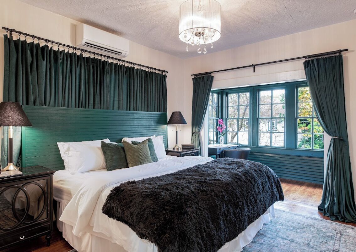 2 bedrooms, desk, iron/ironing board, travel cot