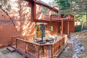 Outdoor dining - Games Galore! Pine Mountain Club Retreat Near Town (Pine Mountain Club)