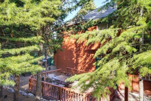 Outdoor dining - Games Galore! Pine Mountain Club Retreat Near Town (Pine Mountain Club)