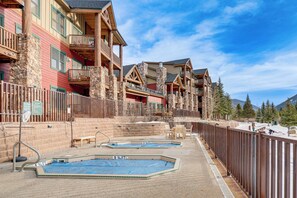 Outdoor spa tub - Walk to Ski Lift & Hot Tubs! Mtn-View Keystone Gem (Keystone)
