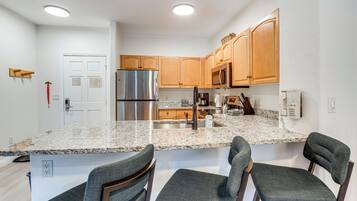 Refrigerador, microondas, parrilla de estufa y lavavajillas