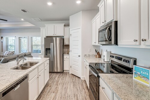 Stroll to Shore: Airy Home w/ Lanai in Port St Joe
