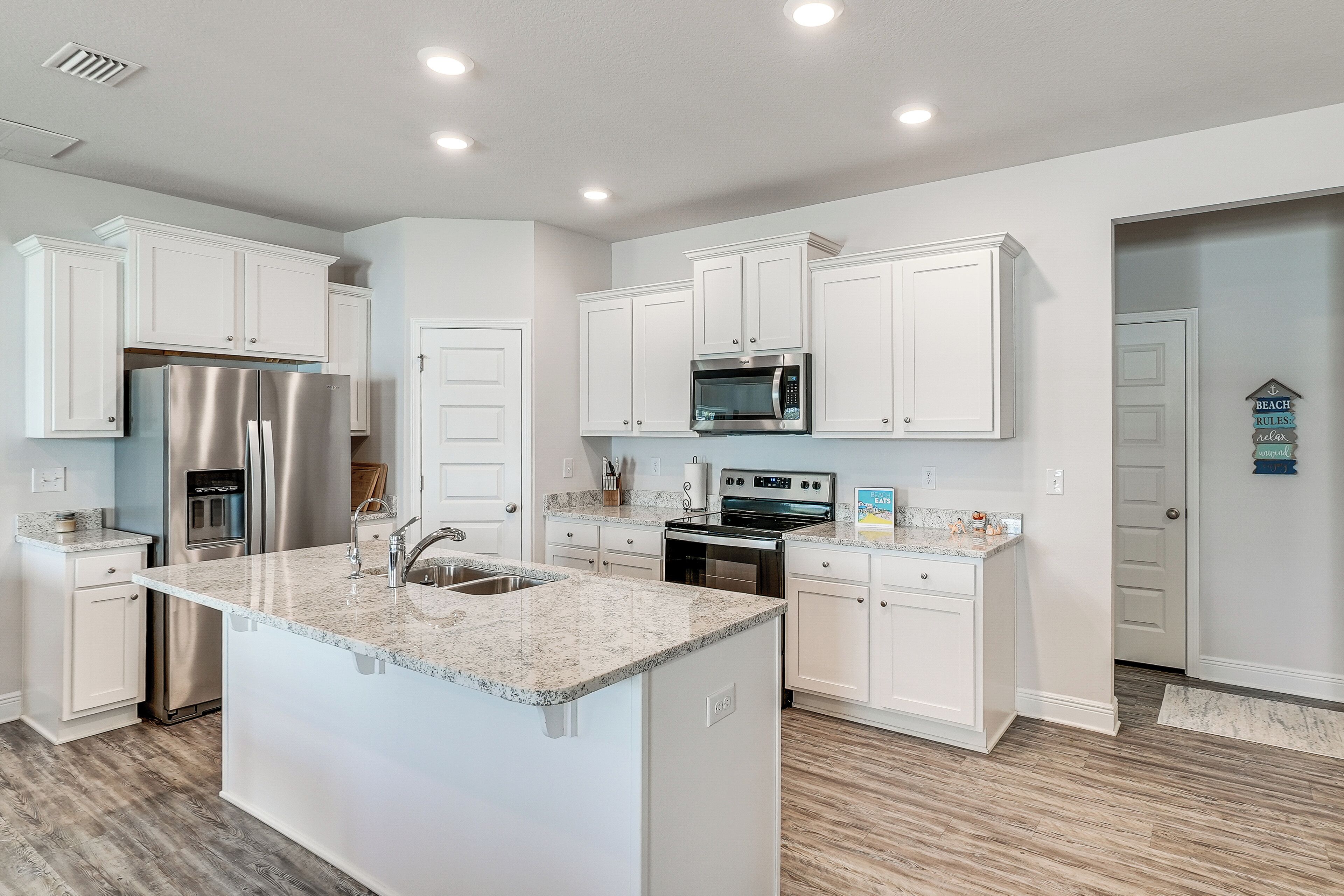 Réfrigérateur, micro-ondes, plaque de cuisson, lave-vaisselle