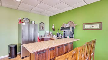 Lave-vaisselle, cafetière-théière, vaisselle et ustensiles