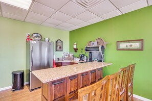 Lavavajillas, cafetera o tetera, utensilios de cocina y mesa de comedor