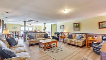 Téléviseur, lecteur de DVD, table de ping-pong, livres