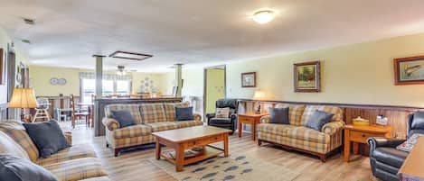 Televisión, reproductor de DVD, tenis de mesa y libros