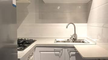 Suite Studio Confort, non-fumeurs | Cuisine privée | Réfrigérateur, micro-ondes, plaque de cuisson