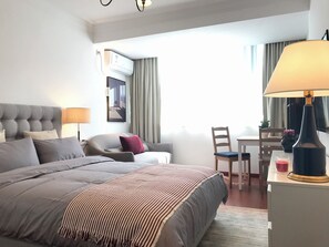 مكتب ومساحة عمل للكمبيوتر المحمول وواي فاي مجانًا