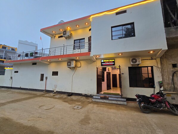 Exterior - Avadh Dham Guest House (Ayodhya)