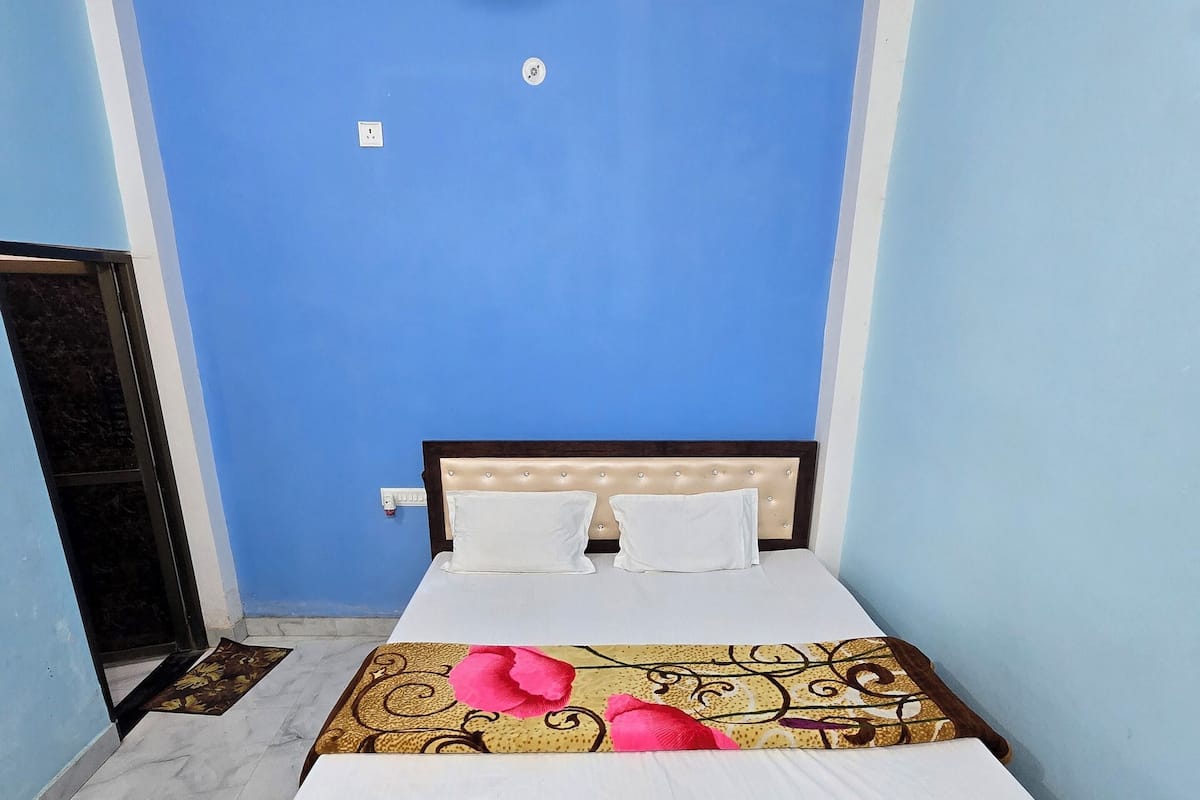 Desk, laptop workspace, free WiFi