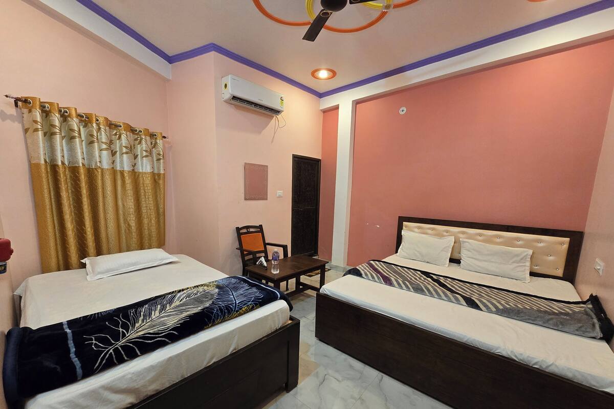 Desk, laptop workspace, free WiFi