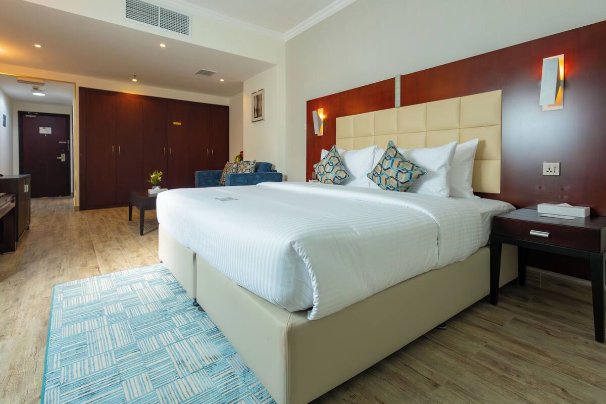 Luxury Double Room | In-room safe, desk, iron/ironing board (on request), WiFi (free)