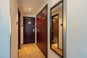 Habitación superior con 2 camas individuales | Caja fuerte, escritorio, tabla de planchar con plancha y wifi gratis