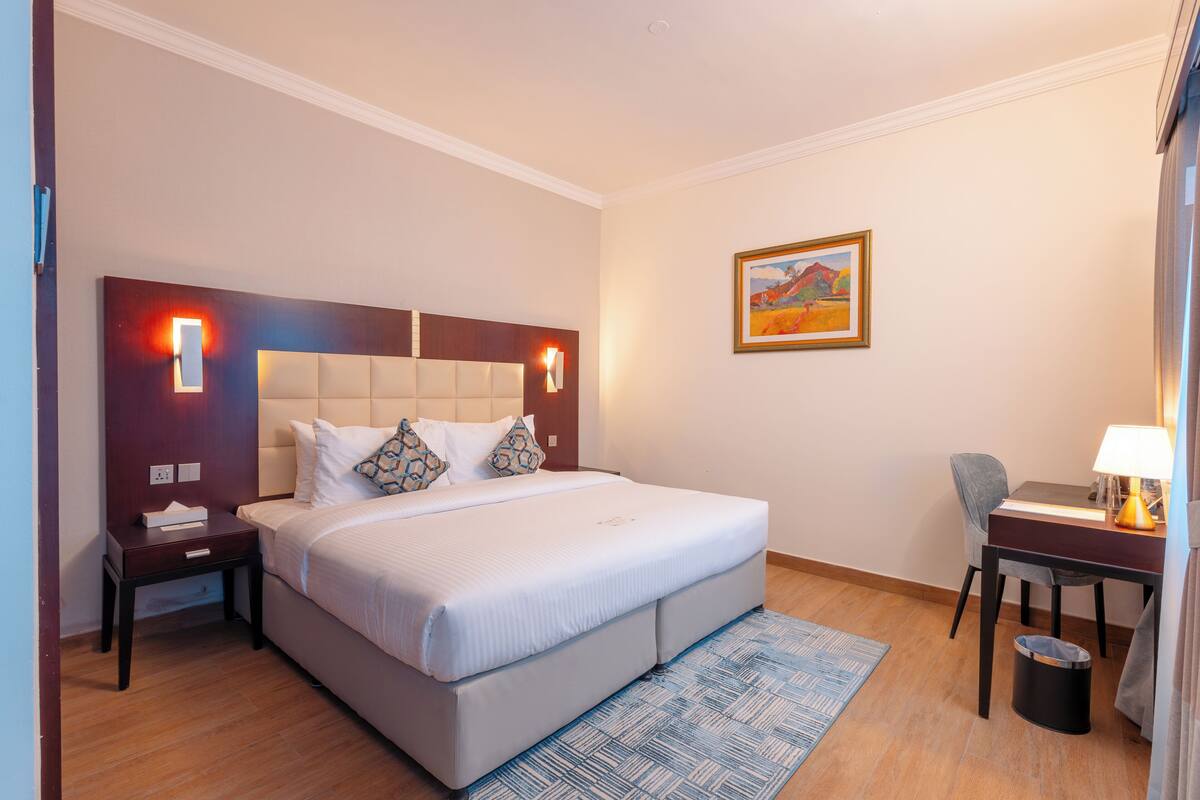Classic Double Room | In-room safe, desk, iron/ironing board (on request), WiFi (free)