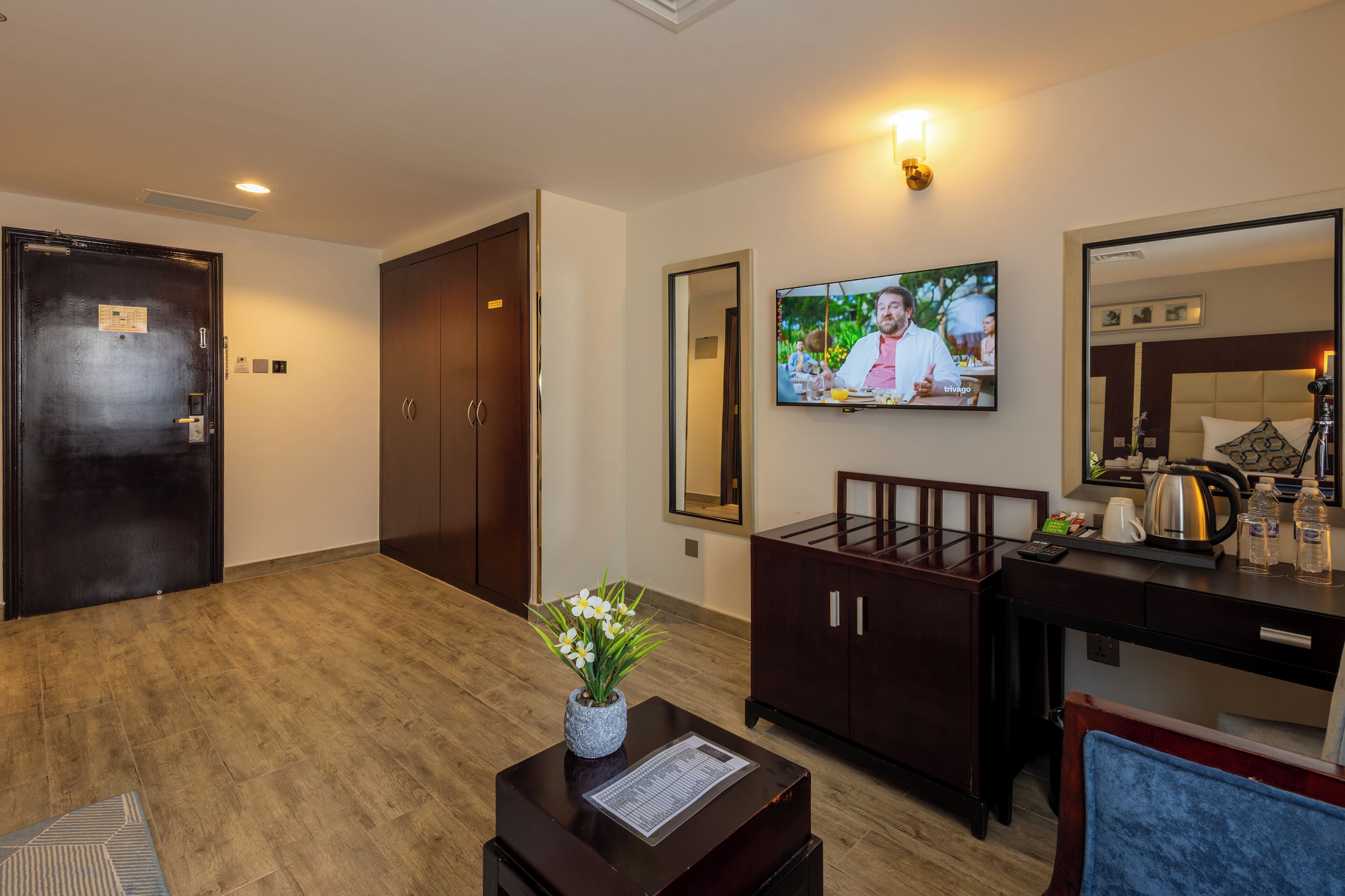 خزنة داخل الغرفة ومكتب ومكواة/لوح كي وواي فاي مجانًا