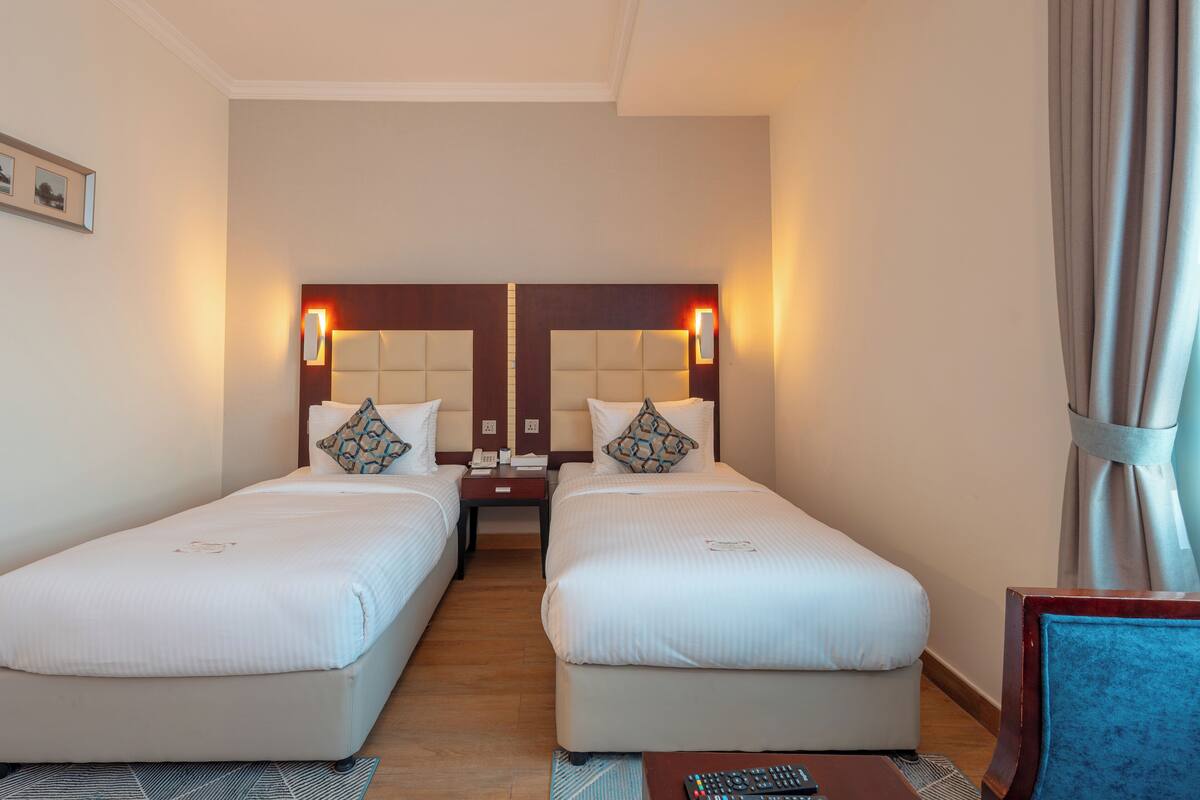 Classic Twin Room | In-room safe, desk, iron/ironing board (on request), WiFi (free)