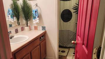 吹风机、毛巾、卫生纸