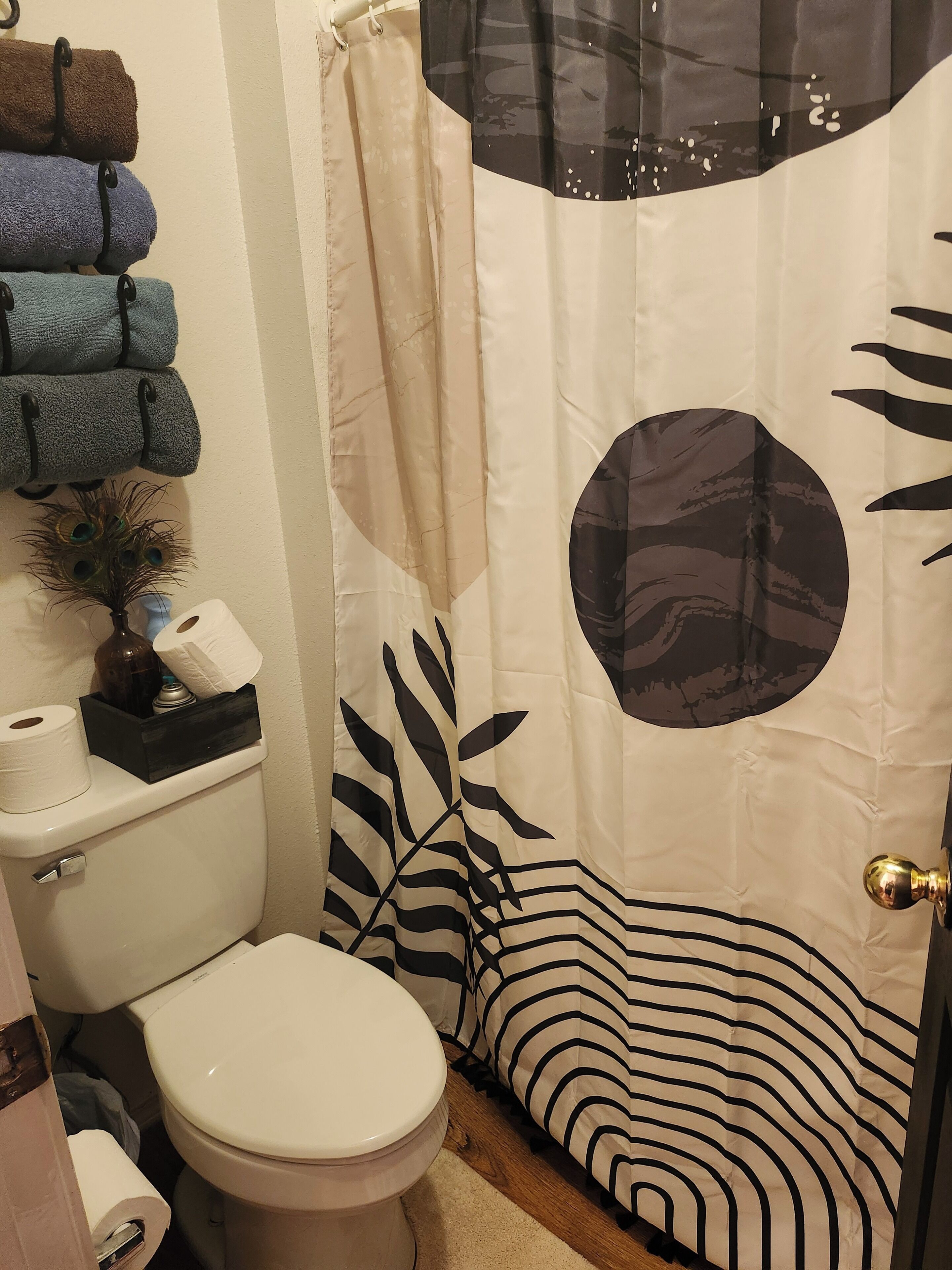 Sèche-cheveux, serviettes fournies, papier toilette