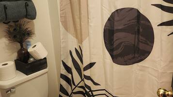 SĂšche-cheveux, serviettes fournies, papier toilette