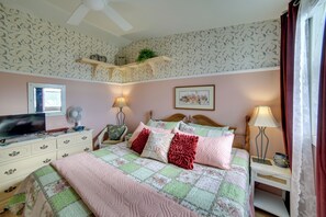 3 bedrooms, desk, iron/ironing board, travel cot - ‘Copper Moose Cottage’ Historic Home w/ Game Room (Michigamme)