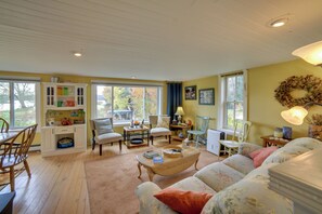 TV, fireplace, ping pong, books - ‘Copper Moose Cottage’ Historic Home w/ Game Room (Michigamme)