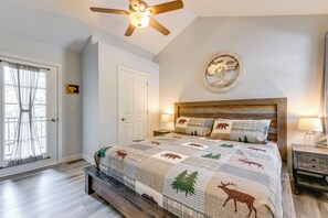 3 bedrooms, iron/ironing board, Internet, bed sheets - Chic Townhome + Hot Tub & Bonus Room & 3 Balconies (Gatlinburg)