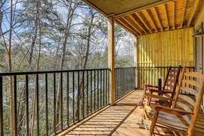 Property grounds - Chic Townhome + Hot Tub & Bonus Room & 3 Balconies (Gatlinburg)