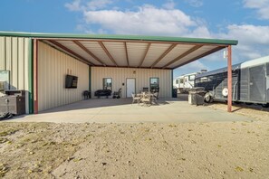 Outdoor dining - Large Patio & Grill! Group Stay in Midland (Midland)