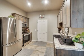 Fridge, microwave, stovetop, coffee/tea maker - Large Patio & Grill! Group Stay in Midland (Midland)
