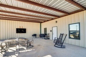 Outdoor dining - Large Patio & Grill! Group Stay in Midland (Midland)